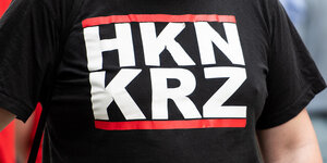 Mann trägt ein T-Shirt mit der Aufschrift "HKNKRZ"