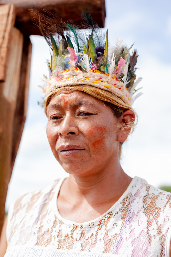 Claudiene Gomes mit indigenem Kopfschmuck