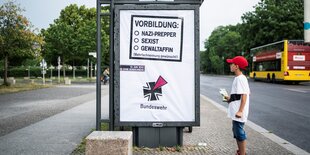 Junge betrachtet ein Bundeswehr-Fake-Plakat