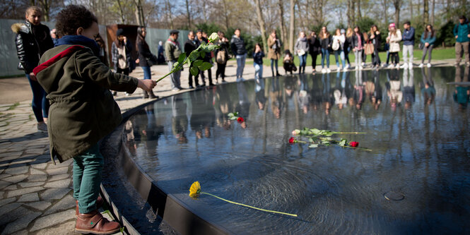 Gedenken mit Blumen im Berliner Tiergarten