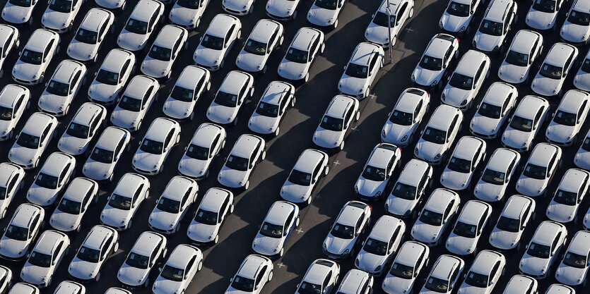 Ein Parkplatz mit Neuwagen aus der Vogelperspektive