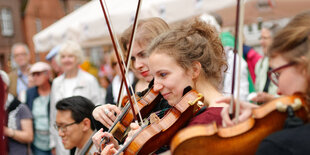 Zwei Geiger nebeneinander im Orchester