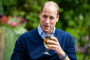 Prinz William mit einem Glas Cidre in der Hand.