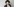 Junge Frau mit lockigen braunen Haaren