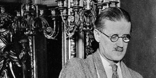 Schwarz-weiß Foto des irischen Autors James Joyce