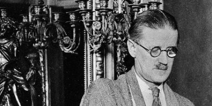 Schwarz-weiß Foto des irischen Autors James Joyce