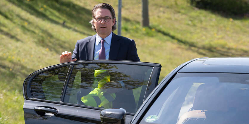 Andreas Scheuer steigt aus einem Auto.