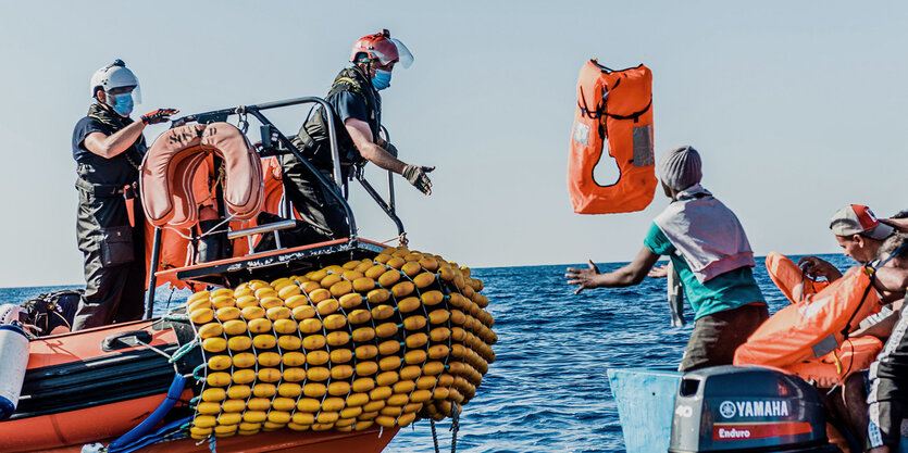 Die "Ocean Viking" lässt Hilfskräfte an Bord.