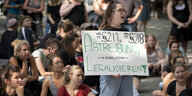 Eine Frau hält eine Plakat mit der Aufschrift "Weg mit §219a und §218, Abtreibung endlich legalisieren"
