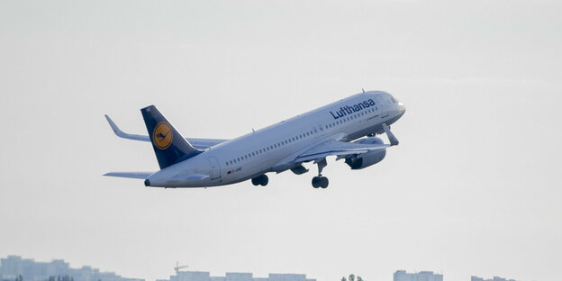 Ein Flugzeug der Lufthansa startet als erster Flug des Tages am Flughafen Berlin-Tegel Richtung Frankfurt am Main.