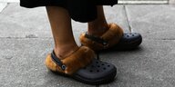 Frau trägt Schuhe der Marke Crocs