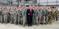 Trump mit Soldaten
