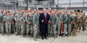 Trump mit Soldaten