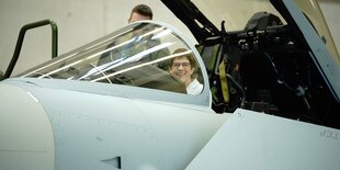 AKK im Kampfjet.