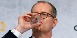 Martin Zielke trinkt während einer Pressekonferenz einen Schluck Wasser