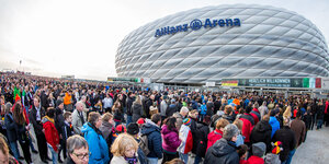 Fans vor der AllianzArena.
