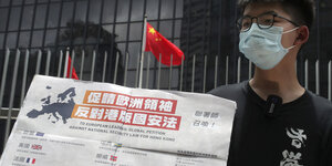 Joshua Wong Anfang Juni mit einer Zeitung, darauf ein Appell an Europa