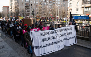 Viele Menschen protestieren vor einem U-Bahnhof zur Erinnerung an die Verbrechen des Kolonialismus Viele Menschen protestieren vor einem U-Bahnhof zur Erinnerung an die Verbrechen des Kolonialismus