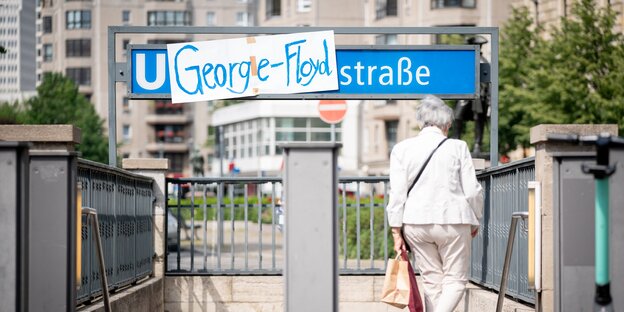 Über dem Namen eines U-Bahhof hängt ein Schild, sodass dort steht: George-Floyd-Straße