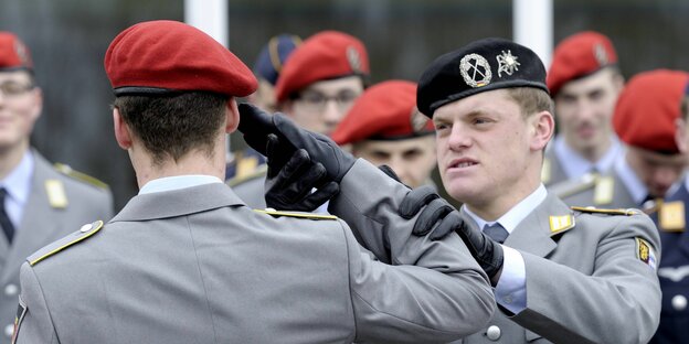 Ein Ausbilder ( Hauptfeldwebel ) zeigt seinen Soldaten die korrekte Haltung beim Gruss bei der Formalausbildung