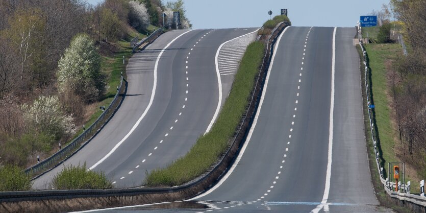 keine Lkw, keine maut, leere Autobahnspuren