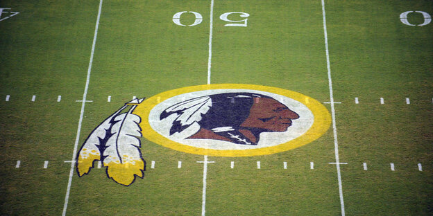 Das Logo der Redskins zeigt eine klischeehafte Native-Figur auf einem Logo mit Federschmuck