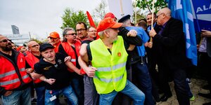 Gerangel um den Fraktionsvorsitzenden der AfD in Thüringen Björn Höcke. Er wird von der Belegschaft eines streikenden Opel-Werksaufgehalten