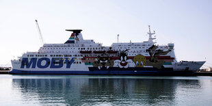 Ein Kreuzfahrtschiff vor Anker