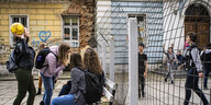 Eine Schülerin wirft eine Ball über den Zaun, der die kroatischen SchülerInnen von den bosnischen Schülerinnen trennt