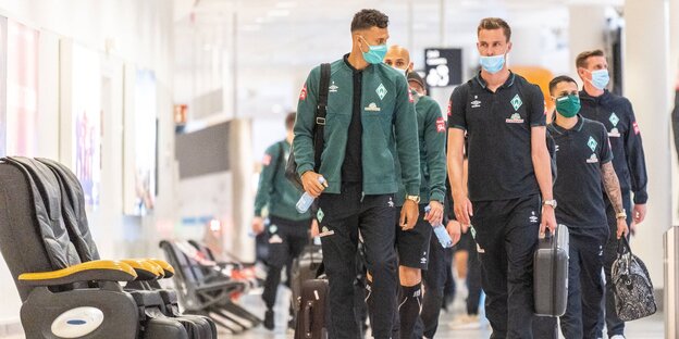 Spieler von Werder Bremen auf dem Flughafen.