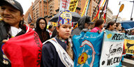 Indigene protestieren gegen Dakota- und Keystone XL-Pipelines