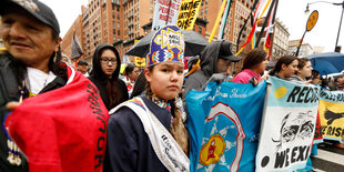 Indigene protestieren gegen Dakota- und Keystone XL-Pipelines