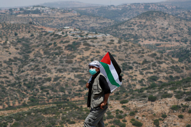 Ein Mann mit palästinensischer Flagge