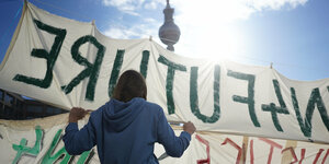 Ein Transparent mit der Aufschrift «Berlin4Future» halten Teilnehmer auf der Klima-Demonstration «Berlin4Future» auf dem Alexanderplatz.
