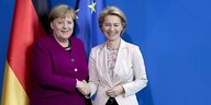 Angela Merkel und Ursula von der Leyen geben sich die Hände