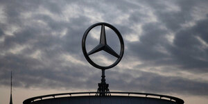 Mercedes-Stern auf dem Kühlergrill eines Militärfahrzeugs
