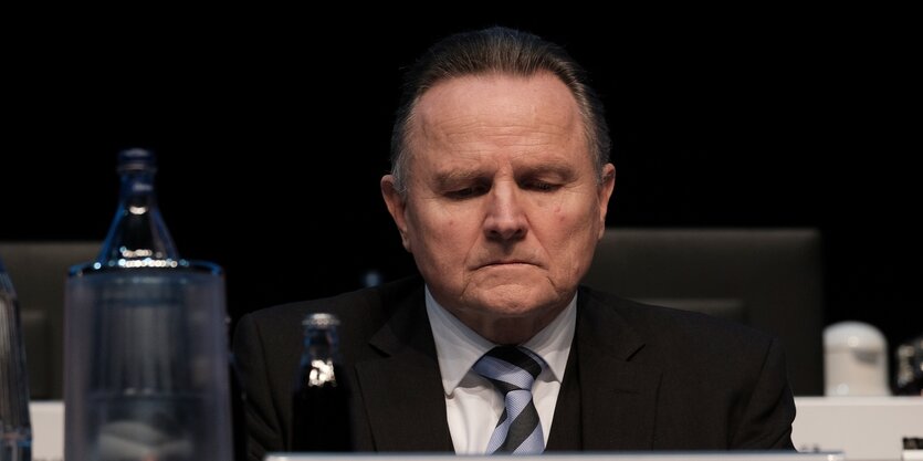 Ein alter weißer Mann in einem Sakko schaut düster drein: Es ist Georg Pazderski