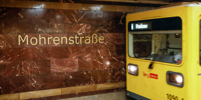 U-Bahnhof Mohrenstraße einfahrende U-Bahn