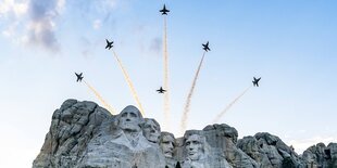 Flugshow am Mount Rushmore, South Dakota, USA