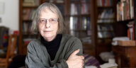 Porträtfoto von Elke Erb im grauen Pulli mit Brille.