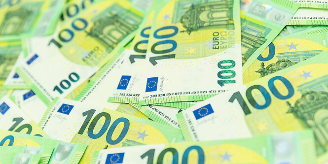 Mehrere grüne100-Euro-Scheine