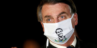 Portrait von Bolsonaro mit einem Mindscutz auf dem erselbst abgebildet ist