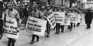 Nazi-Aufmarsch 1938 mit judenfeindlichen Plakaten