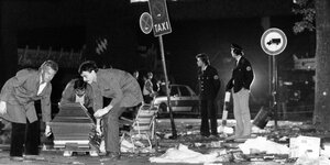 Bild vom Tatort des Oktoberfestanschlags 1980, ein Sarg wird weggetragen
