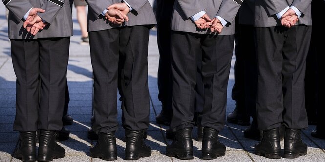 Detailaufnahme von Soldaten in Uniform