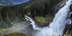 Ein Wasserfall in den Bergen.