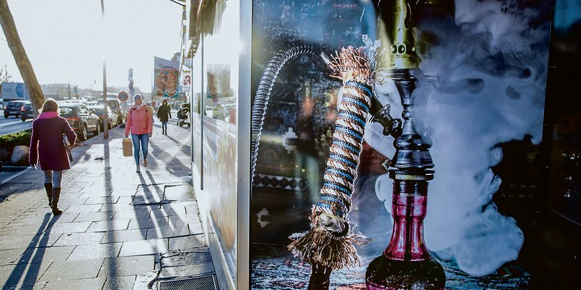 Eine Wasserpfeife steht im Schaufenster einer Hamburger Shishabar.