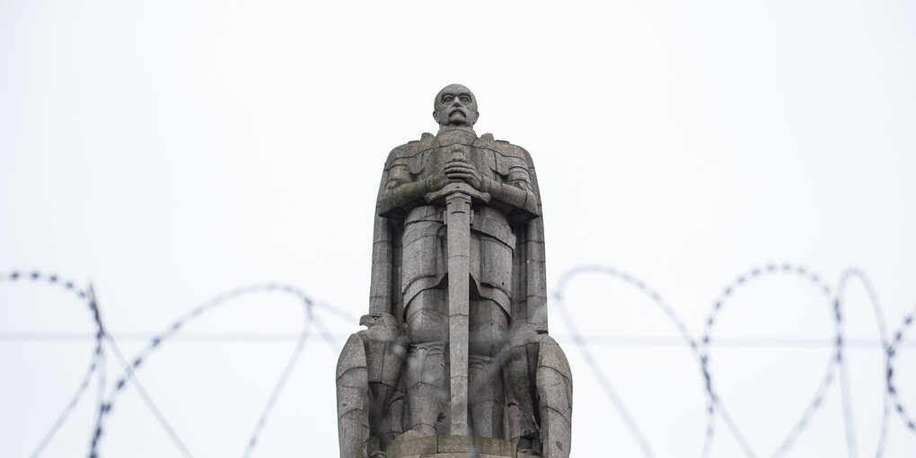 Ein Bauzaun steht rund um das Bismarck-Denkmal oberhalb des Hafens.