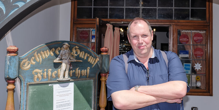 Gastwirt Gerrit Schweer vor seinem Lokal in Steinhude