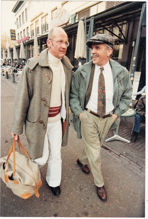 Zwei Männer in der Fußgängerzone von Amsterdam Zwei Männer in der Fußgängerzone von Amsterdam